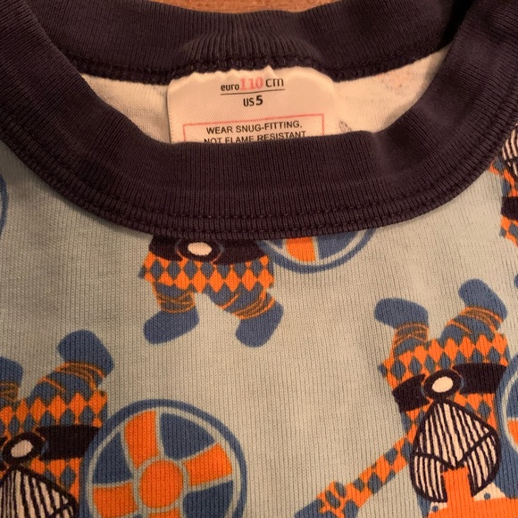 Three pairs pajamas 5T - Picture 6 of 6